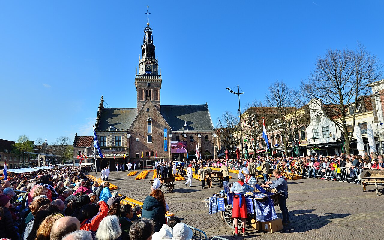 De kaasmarkt van Alkmaar op een zonnige dag met de Waag op de achtergrond