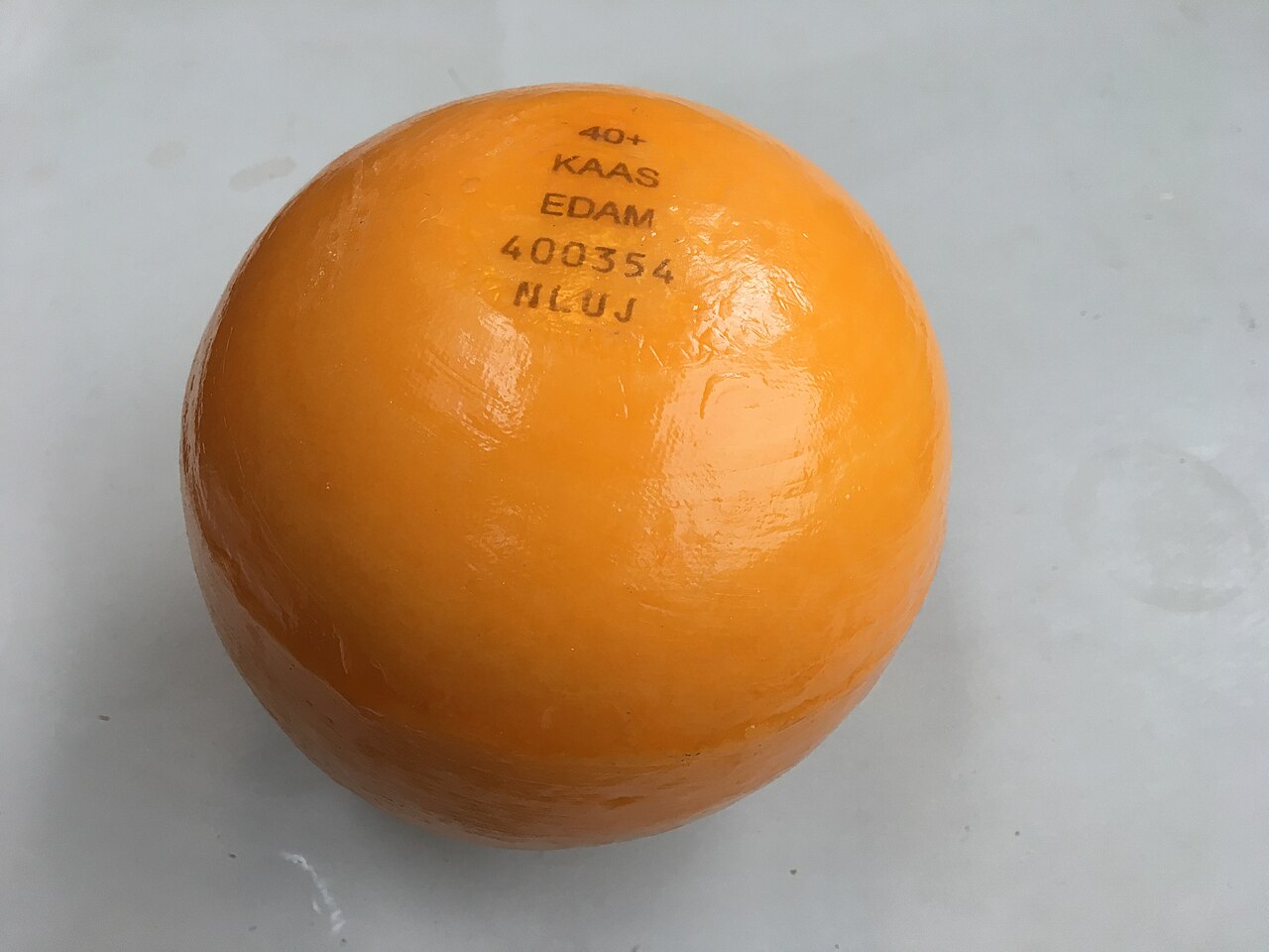 Een bolle Edammer kaas met aanduiding 40+