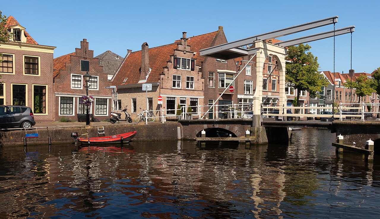 Hef- en klapbrug bij de Oude Gracht in Alkmaar met historische huizen